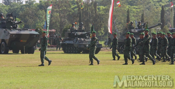 Defile-pasukan-militer-dalam-Peringatan-Hari-Juang-Kartika-ke-69-di-Lapangan-Rampal_1512MC