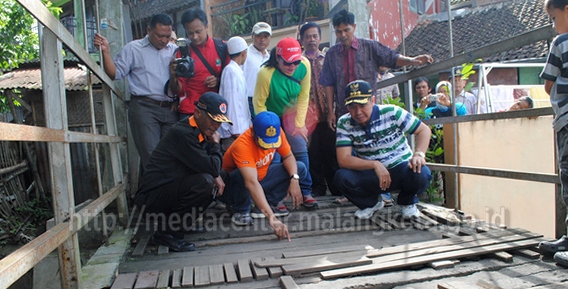 Wali Kota Malang H. Moch. Anton melihat kondisi jembatan gantung yang memprihatinkan, Minggu (02/02)