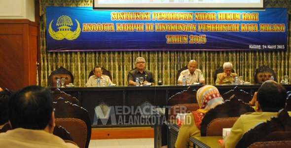 Head of the Bureau of the Legal Consultation and Aid Institute (LKBH) of East Java Province, Dr. Himawan Estu Bagijo, SH, MH explained various matters relating to violations of the law, Tuesday (24/3)