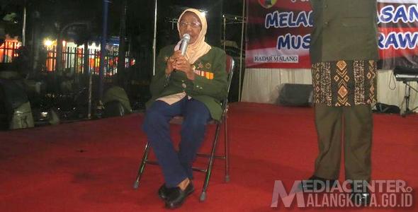 Harnanik telling the story of the 'Bondowoso Death Train' tragedy, Saturday (27/12)