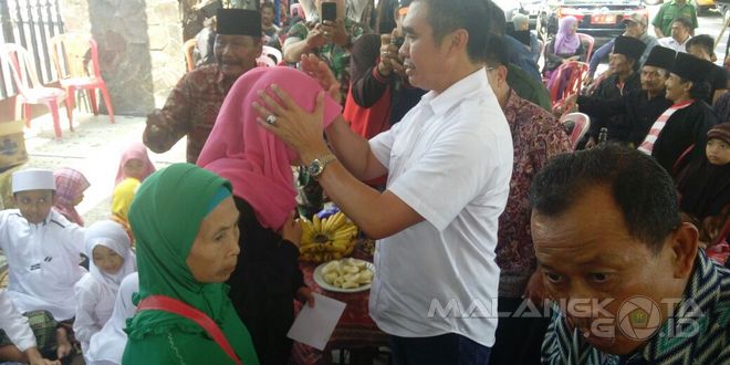 Wali Kota Malang H. Moch. Anton secara simbolis menyerahkan santunan, Sabtu (27/3)