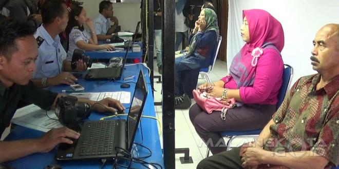 Beberapa calon jemaah haji sedang mengurus paspor haji di Kantor Imigrasi Kelas I Malang, Rabu (20/4)