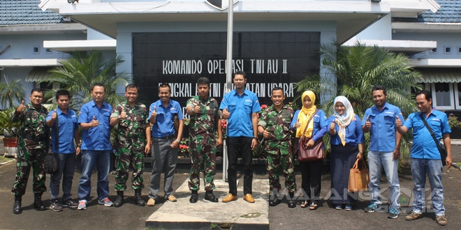 Danlanud Abd. Saleh Marsma TNI H. RM Djoko Senoputro, SE beserta jajarannya foto bersama dengan perwakilan media massa setelah mengadakan diskusi, Senin (25/4)