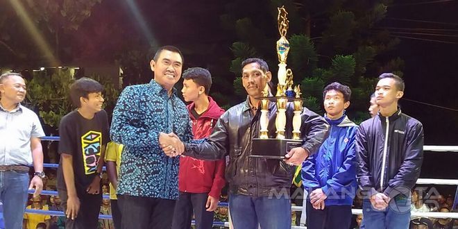 Walikota Malang H. Moch. Anton memberikan penghargaan kepada perwakilan SMKN 1 Malang yang terpilih menjadi sekolah terbaik pada ajang tinju_1604MC