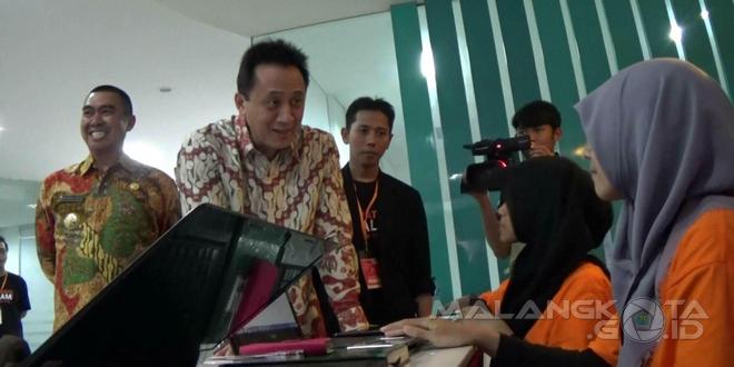 Kepala Bekraf Indonesia Triawan Munaf didampingi Wali Kota Malang H. Moch. Anton saat mengunjungi DiLO Malang, Kamis (31/3)