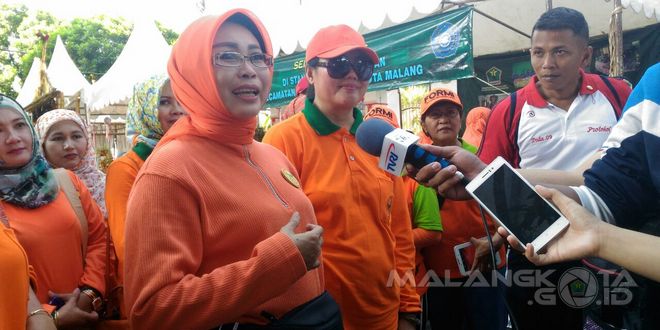 Ketua PERWOSI Jatim dan Ketua PERWOSI Kota Malang saat meninjau pelaksanaan lomba, Minggu (24/4) 