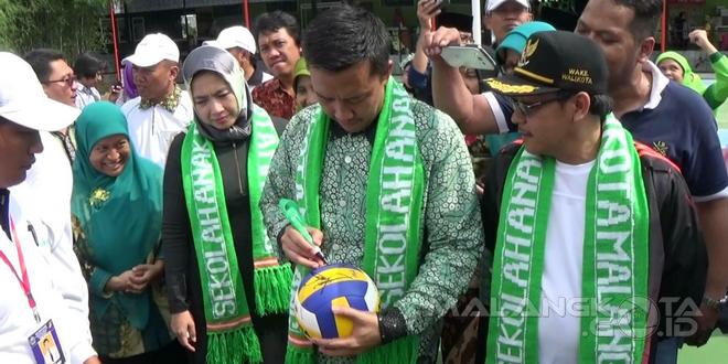 Menpora RI Imam Nahrawi membubuhkan tanda tangannya saat pembukaan O2SN di Kota Malang, Sabtu (9/4)
