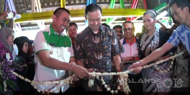 Menteri Perdagangan RI Thomas Trikasih Lembong didampingi Wali Kota Malang H. Moch. Anton menggunting pita sebagai tanda diresmikannya pasar Oro-oro Dowo, Jumat (1/4)