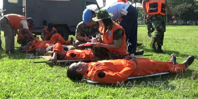 Petugas medis mendata korban selamat setelah mendapat pertolongan pertama, Kamis (28/4)