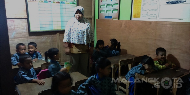 Siti Nurhayati saat menularkan ilmunya kepada para siswanya dengan ruang kelas serta sarana seadanya