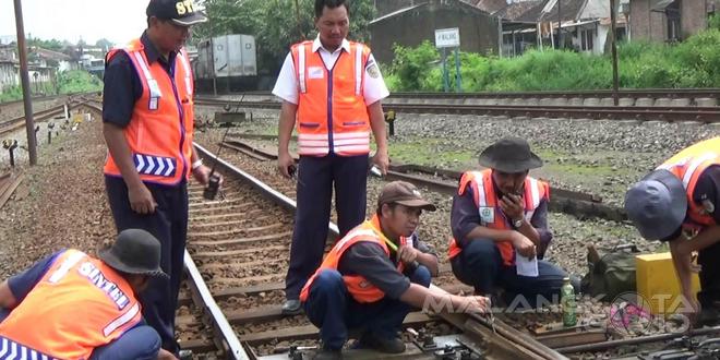 Wakil Kepala Stasiun Kotabaru Malang, Mardiono (dua dari kiri-berdiri) memantau para petugas yang melakukan perawatan rel kereta, Rabu (7/4)