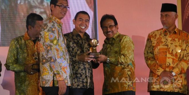 Wali Kota Malang H. Moch, Anton (sebelah kiri memegang penghargaan) saat menerima penghargaan Government Award 2016, Selasa (12/4)