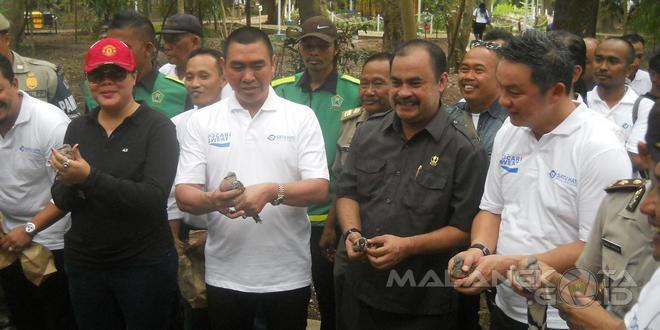 Wali Kota Malang H. Moch. Anton bersiap-siap melepas burung sebagai tanda peresmian Huta Kota Malabar, Senin (4/4)