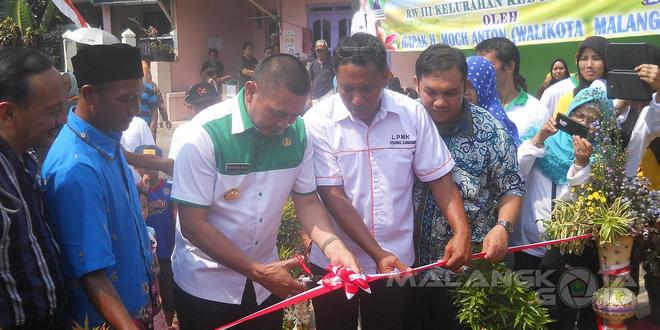 Wali Kota Malang H. Moch. Anton menggunting pita sebagai tanda diresmikannya Taman Edukasi RW 3 Kelurahan Kedungklandang, Minggu (17/4)