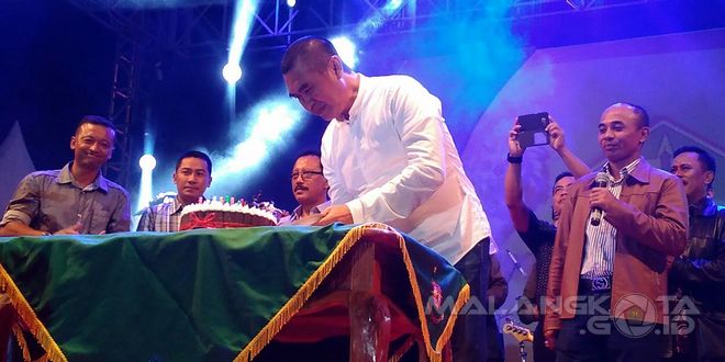 Wali Kota Malang H. Moch. Anton meniup lilin HUT ke-102 Kota Malang di panggung kehormatan, Sabtu (16/4)