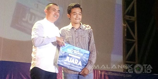 Wali Kota Malang H. Moch. Anton menyerahkan hadiah kepada pemenang FFM 2016, Rabu (30/3)