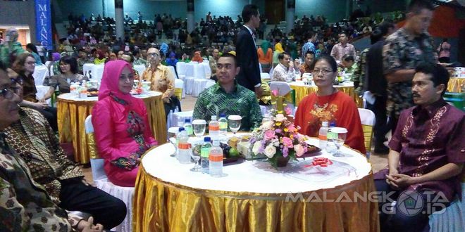 Wali Kota Malang H. Moch. Anton (tengah) saat menghadiri Otonomi Award Lurah-Camat 2016 bersama tamu penting lainnya, Jumat (1/4)
