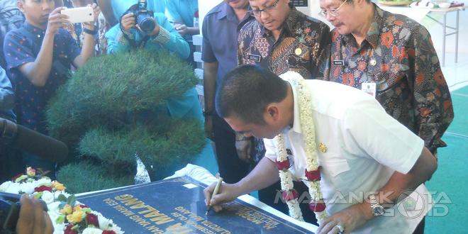 Wali Kota Malang H. Moch. Anton menandatangani prasasti tanda diresmikannya RSUD Kota Malang, Kamis (7/4)