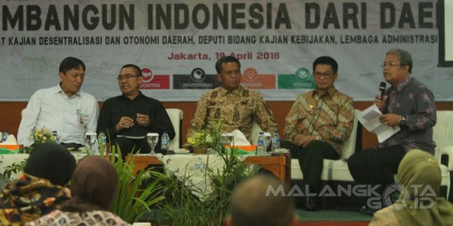 Wali Kota Malang H. Moch. Anton (dua dari kiri) di acara seminar nasional otonomi daerah di Kantor Lembaga Administrasi Negara di Jakarta, Selasa (19/4)