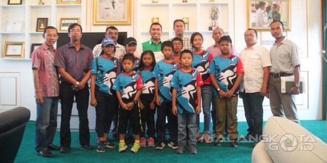 Wali Kota Malang H. Moch. Anton (tengah baju putih-hijau) foto bersama pengurus dan atlet sepatu roda setelah mengadakan pertemuan, Jumat (15/4)