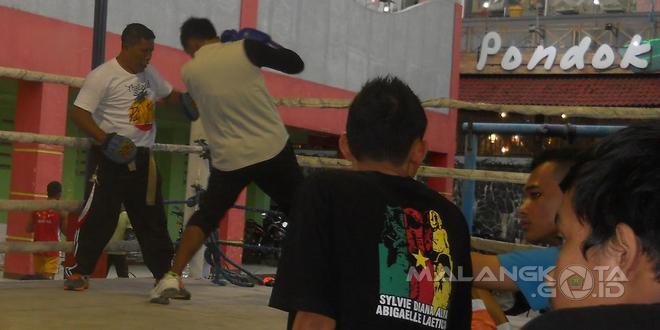 Para siswa berlatih tinju untuk kejuaraan tinju antar pelajar se-Kota Malang, Rabu (13/4)
