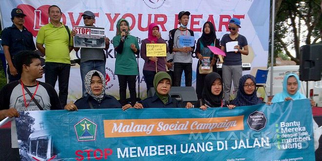 Jajaran Dinsos Kota Malang dan para komunitas saat melakukan aksi damai dan sosialisasi Stop Memberi Uang Kepada Gepeng