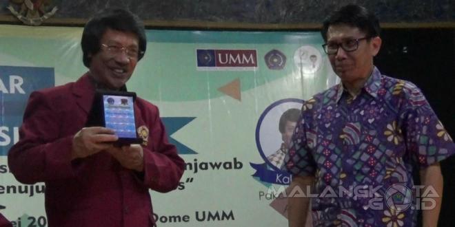 Ketua KPA, Seto Mulyadi menerima cindera maata dari perwakilan Universitas Muhammadiyah Malang setelah menjadi nara sumber sebuah seminar nasional