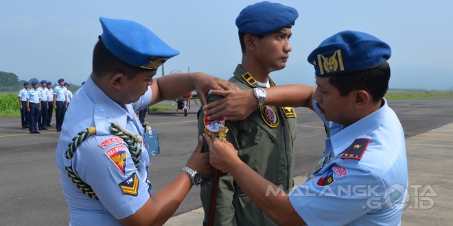 Danlanud Abd. Saleh Marsma TNI H. RM. Djoko Senoputro, SE (kanan) menyematkan tanda keikutsertaan pendidikan dua penerbang