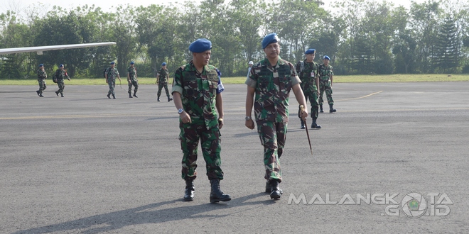 Pangkoopsau II Marsda TNI Dody Trisunu (kiri) didampingi Komandan Lanud Abd Saleh Malang, H. RM. Djoko Senoputro, S.E meninjau latihan sida