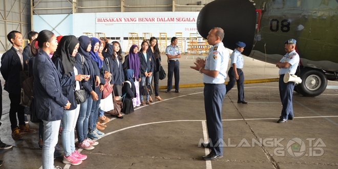 Para mahasiswa Unmer Malang mendapat penjelasan secara detail tentang pesawat tempur dari TNI AU