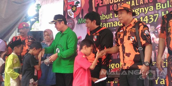 Walikota Malang, H Moch Anton bersama Pemuda Pancasila memberikan santunan kepada anak yatim