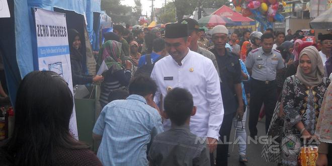 Abah Anton (kemeja putih) saat berjalan-jalan di tengah ramainya Pasar Ramadan Suhat