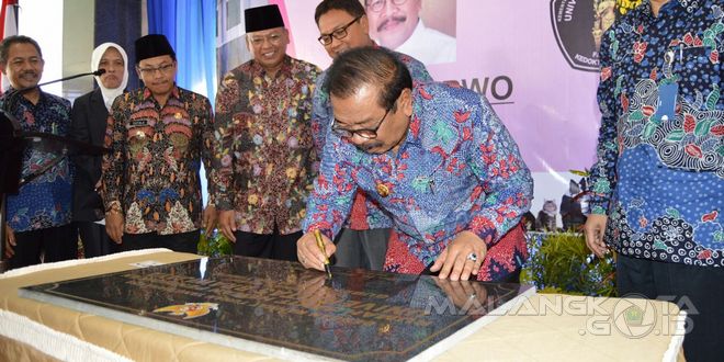 Gubernur Jawa Timur Dr. H. Soerkarwo menandatangani plakat peresmian kampus baru Unibraw