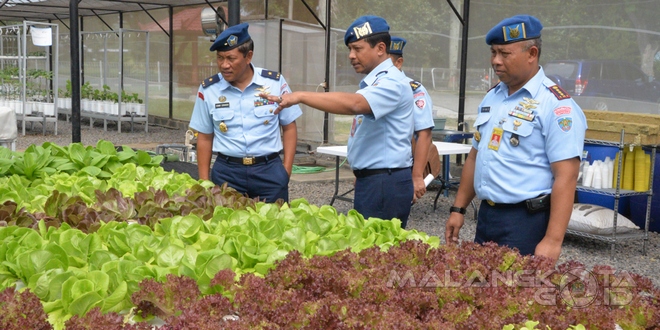 Marsma TNI H. RM. Djoko Senoputro, S.E (kiri) menjelaskan berbagai macam tanaman yang begitu subur yang ditanam di dalam maupun diluar Green House Lanud Abd Saleh, kepada Kas Koopsau II