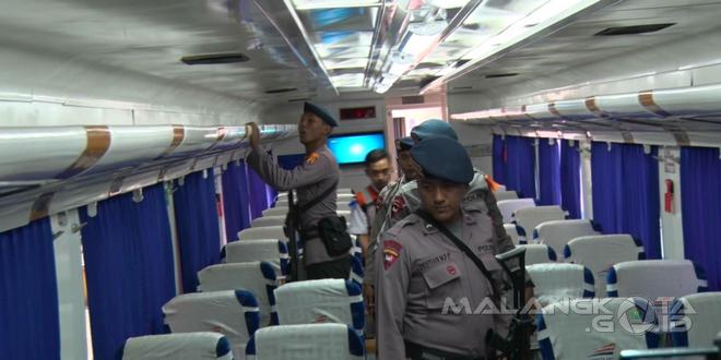 Pasukan brimob dari detasemen B pelopor Polda Jatim memeriksa tempat duduk dan tempat barang penumpang, sebelum kereta api berangkat menuju tujuan