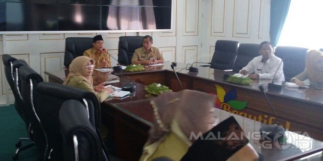 Rapat koordinasi tentang kawasan tanpa rokok di ruang kerja wakil walikota Malang