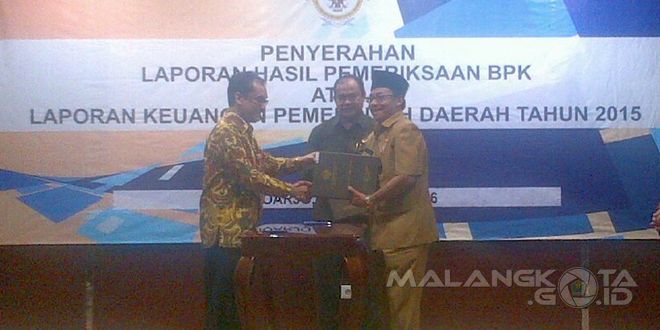 Wakil Wali Kota Malang, Sutiaji saat menerima penghargaa opini WTP