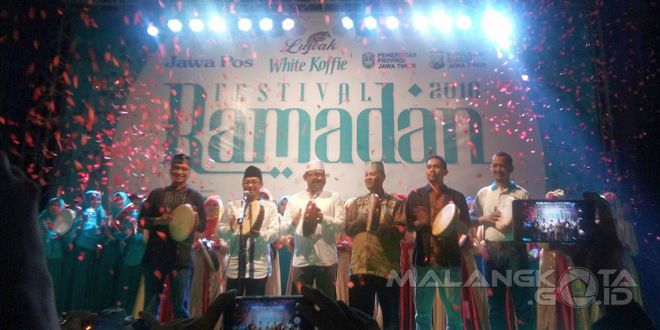 Wakil Walikota Malang, Sutiaji bersama Kapolres Malang Kota, AKBP Decky Hendarsono (tengah) serta pihak lain membuka gelaran Festival Ramadan