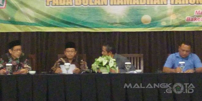 Wakil Walikota Malang, Sutiaji (dua dari kiri) memaparkan tentang penutupan tempat hiburan dan rekreasi selama ramadan