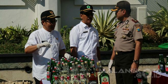 Wakil Walikota Malang, Sutiaji (kiri) bersama Kapolres Malang Kota, AKBP Decky Hendarsono mengawali pemusnahan miras