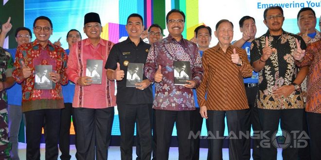 Walikota Malang, H Moch Anton (baju hitam) dalam acara launching buku dan first media