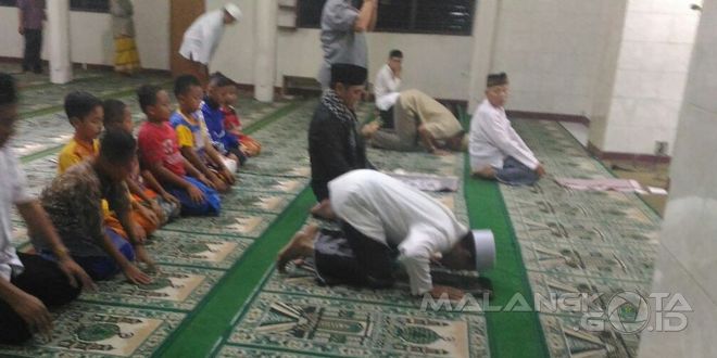 Walikota Malang, H Moch Anton saat melaksanakan solat di masjid Assolatu Imaaduddin dalam acara safari ramadan
