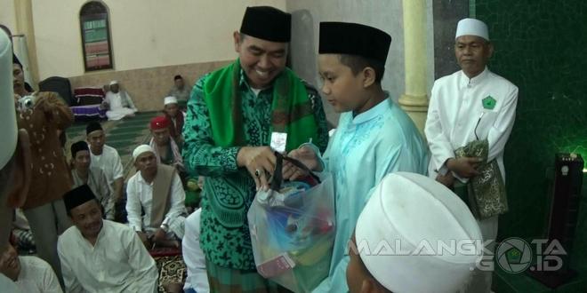 Walikota Malang, H Moch Anton secara simbolis memberikan santunan kepada anak yatim