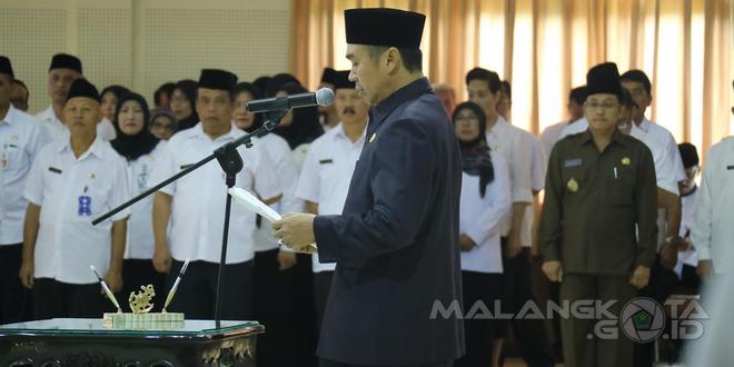 Walikota Malang membacakan SK mutasi