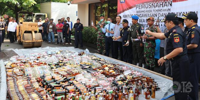 Pemusnahan ribuan miras di depan Kantor Bea Cukai Malang