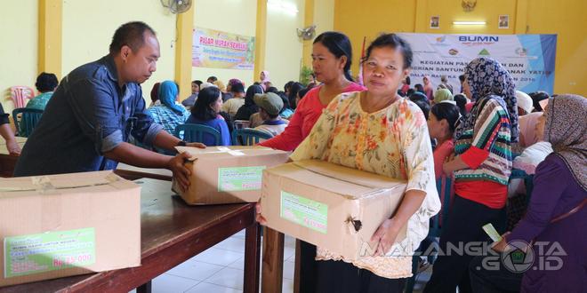 Masyarakat memadati aula Kantor Kecamatan Sukun untuk mendapatkan paket sembako murah