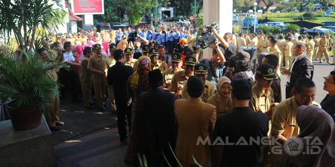Halalbihalal di halaman depan Balai Kota Malang