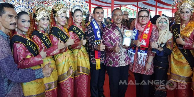 Kepala Dinas Kebersihan dan Pertamanan Kota Malang, Erik Setyo Santoso (tengah) foto bersama walikota Malang dan istri di Siak, Riau