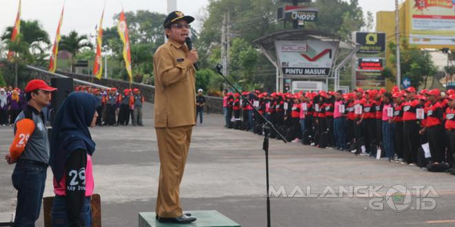Wakil Walikota Malang Drs. Sutiaji memberikan arahan kepada para siswa baru SMK PGRI 3 Malang