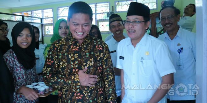Wakil Walikota Malang Drs. Sutiaji mendampingi tim verifikasi dari Kementerian Pendidikan dan Kebudayaan RI di SMPN 10 Malang